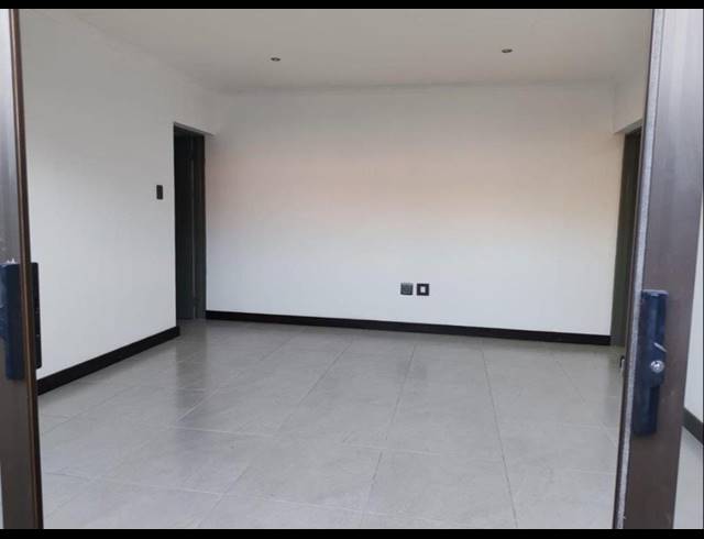 1,040M² OFFICE FOR SALE IN VANDERBIJLPARK SW 5